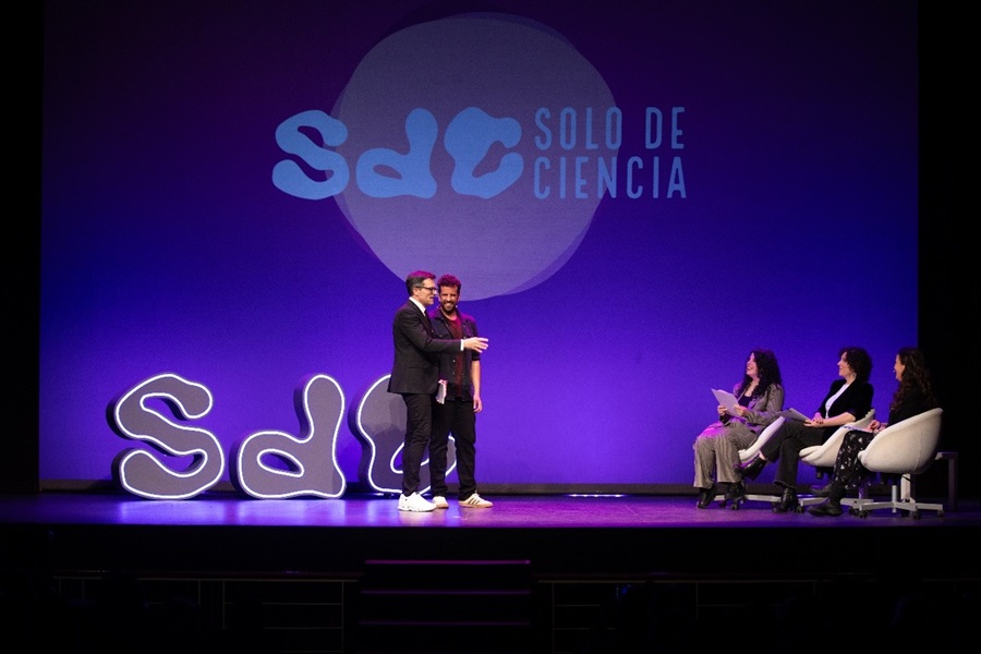 Foto: José Ándrés Alcalá, en la semifinal de 'Solo de ciencia', en Burgos. Autor: FECYT