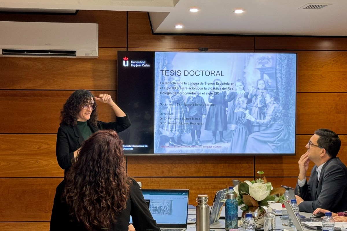 FOTO NOTICIA PROFE SORDA exponiendo