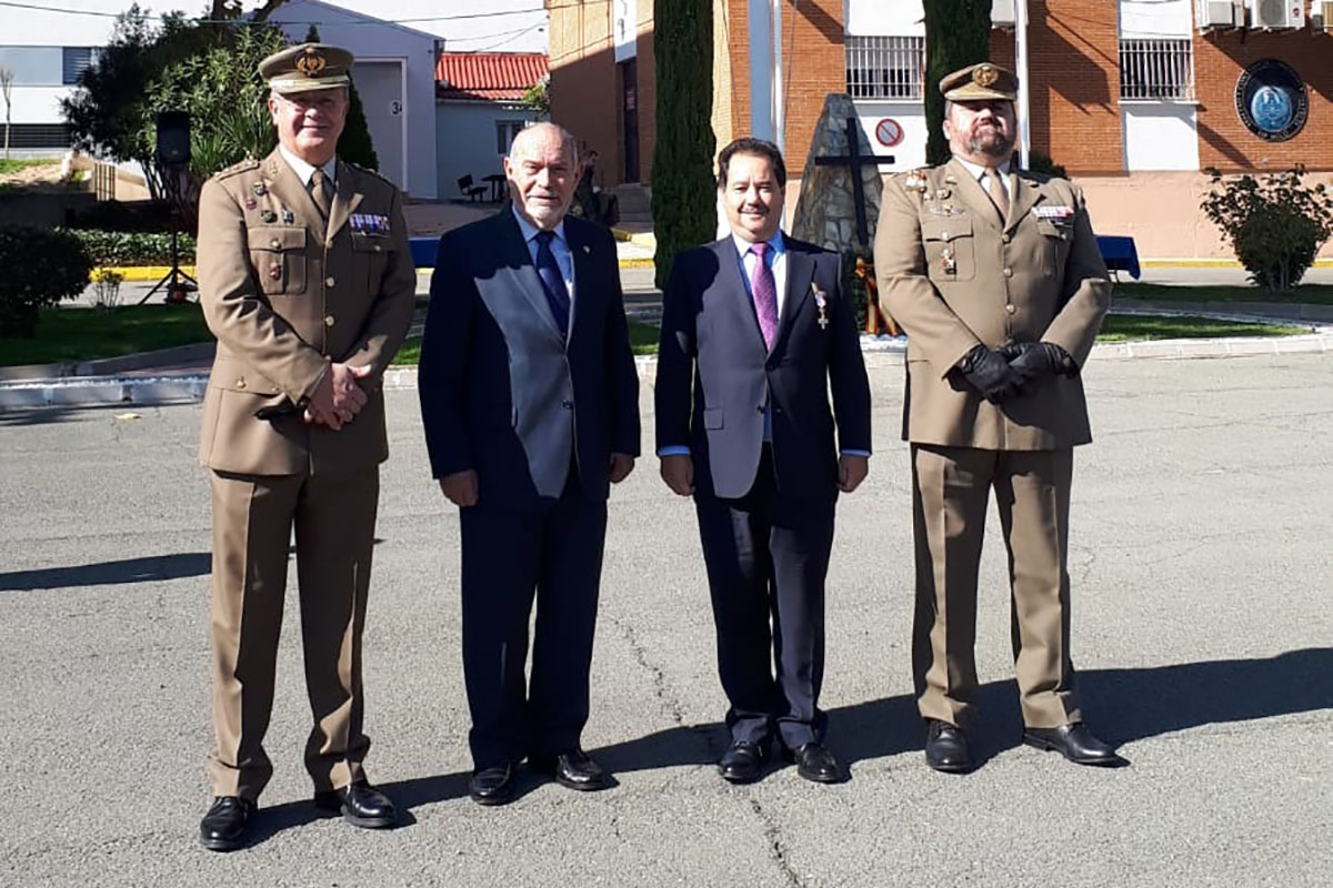 Vicente Garrido entrega Cruz Mérito Aeronaútico retocada 1