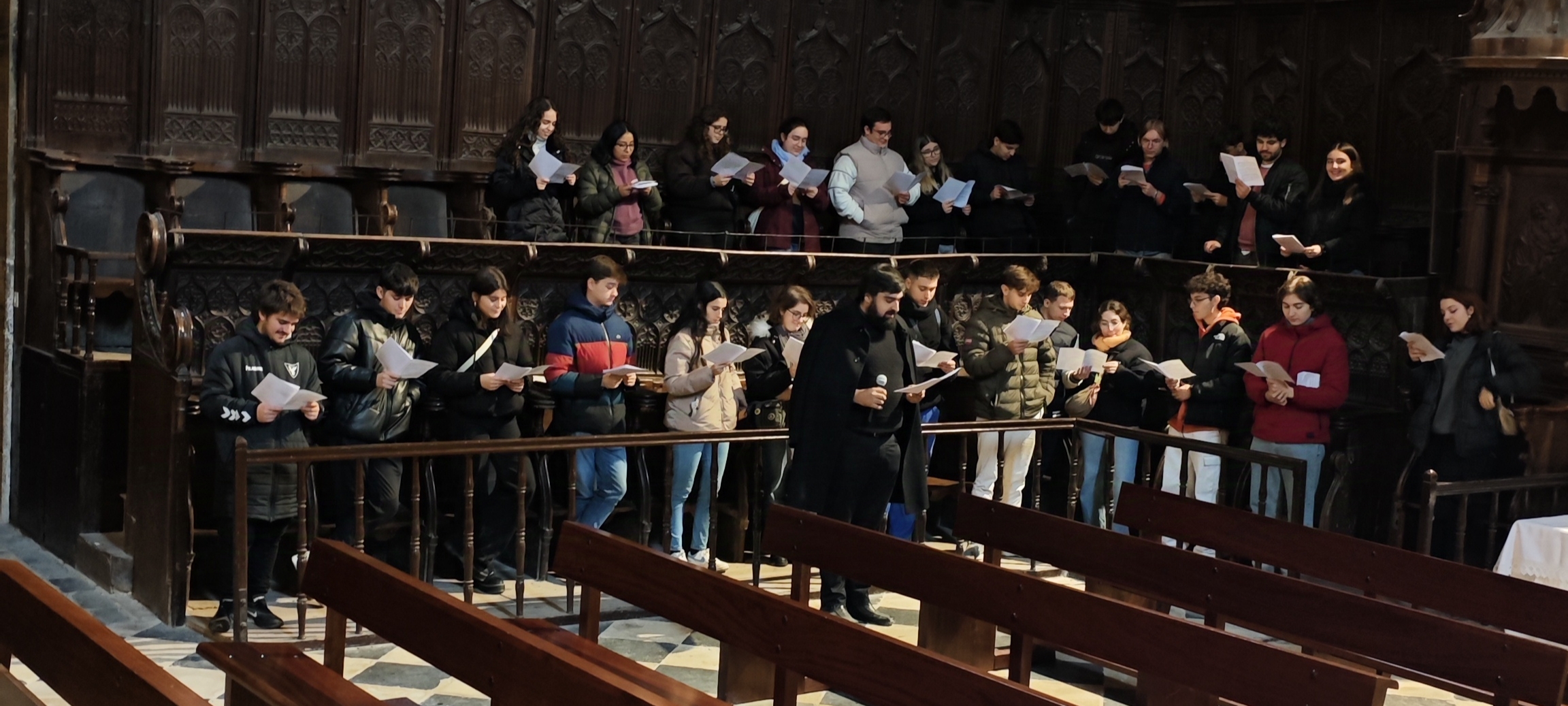 Los estudiantes simulan el oficio de vísperas en el coro del Monasterio de San Salvador de Oña.