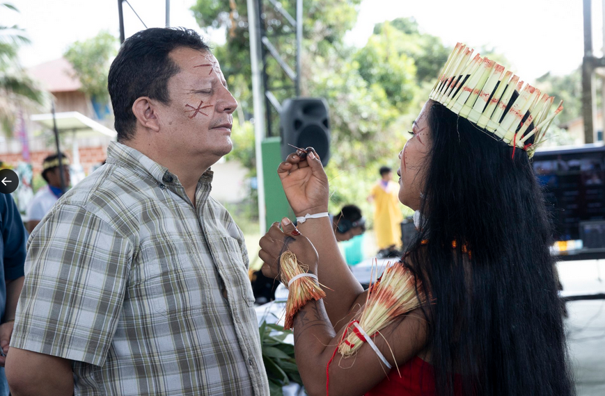 Juez recibiendo pintura facial siekopai en la vista de 30 de mayo 2023. Foto de Karen Toro Nixon Andy y Darys Payaguaje