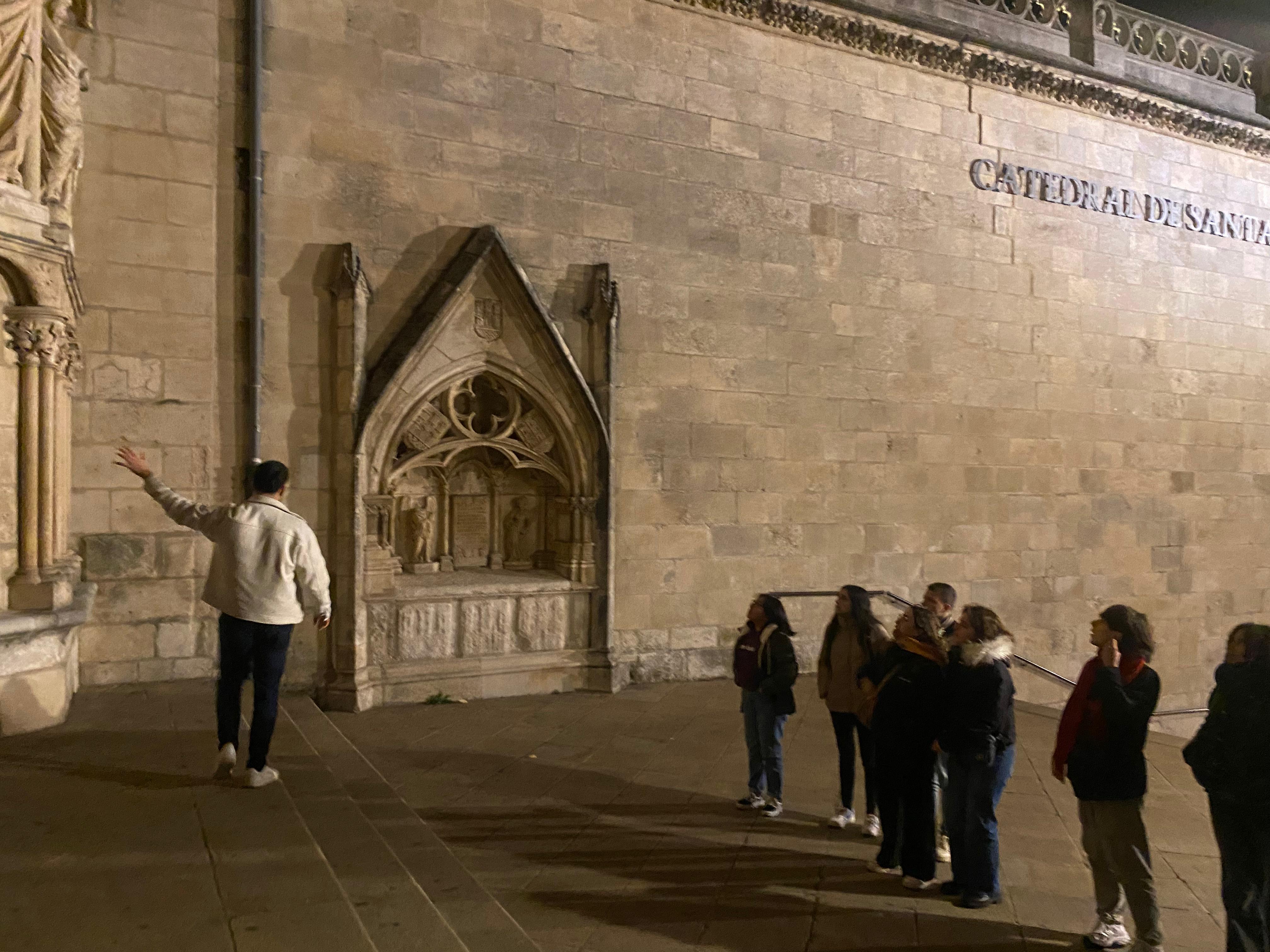 Jamal Bouzecour, estudiante de la FAH y becario del Laboratorio INTERVISUALAB de la FCEDEI, explicando una portada gótica de la Catedral de Burgos.