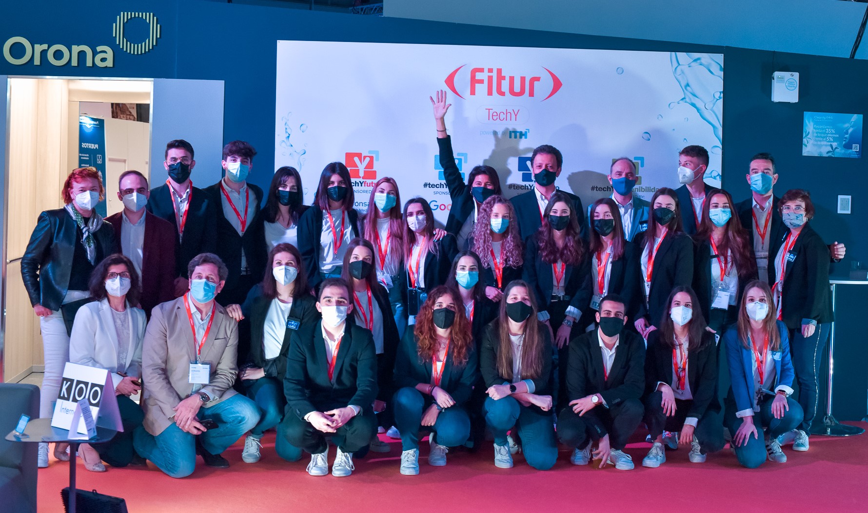 foto alumnos turismo y equipo ITH fitur 2021